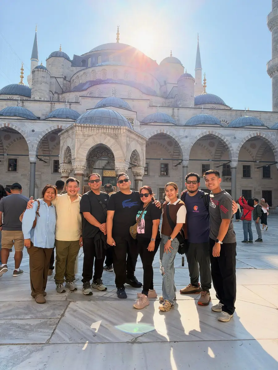 Guests visiting the Blue Mosque courtyard with a licensed local guide